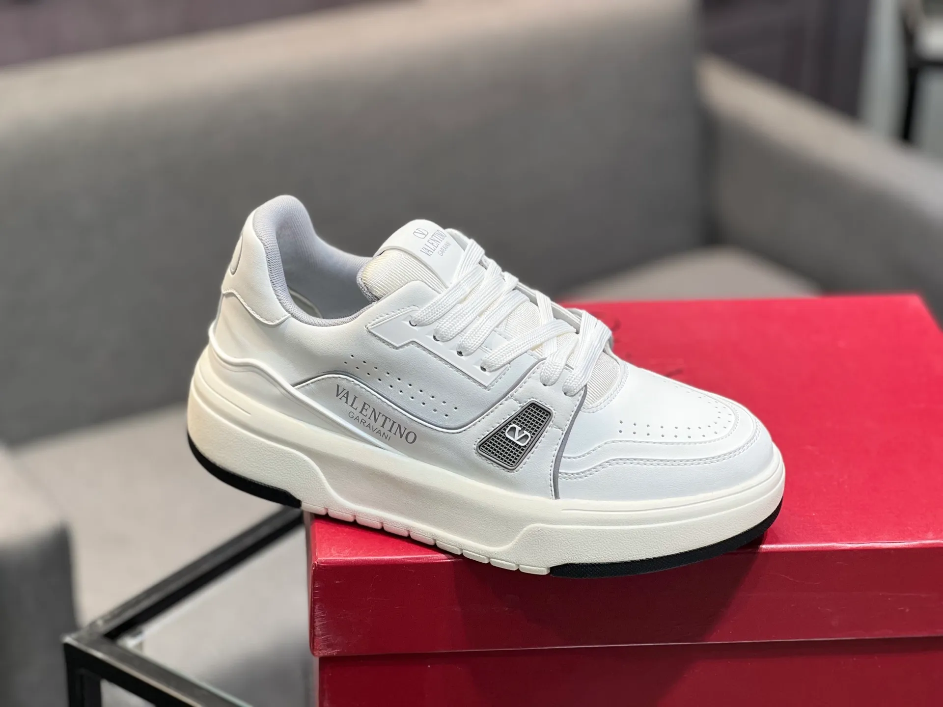 Men's men's shoes 💰660 𝑽𝒂𝒍𝒆𝒏𝒕𝒊𝒏𝒐 Valentino 𝑶𝒏𝒆𝑺𝒕𝒖𝒅 Couple's sneaker series Valentino 2025 latest couple's sneakers, celebrity style, hot sale. The original ZP was purchased and dismantled. Repeated pattern making and modification. I strive to restore the original version 1:1! Top luxury masterpiece, soft and comfortable, combining fashion and leisure, bringing excellent elegant texture and excellent on-foot comfort. Top purchase version upper: imported calfskin surface/original oil edge craftsmanship. Inner: water-dyed cowhide lining. Outsole: original development 𝐓𝐏𝐔 two-color combination outsole. Packaging: original configuration complete package. Code number: 35-44 yards. 34.45 can be customized. Can be customized (self-labeled-no label) order.